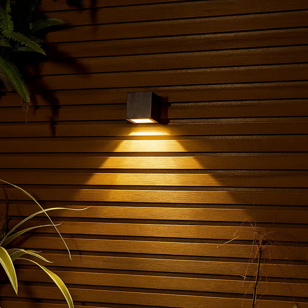 Applique Murale Solaire LED Extérieure – Étanche IP65, Design Carré, Éclairage Jardin, Cour et Clôture (Cassiopeia) LUMICONCEPT