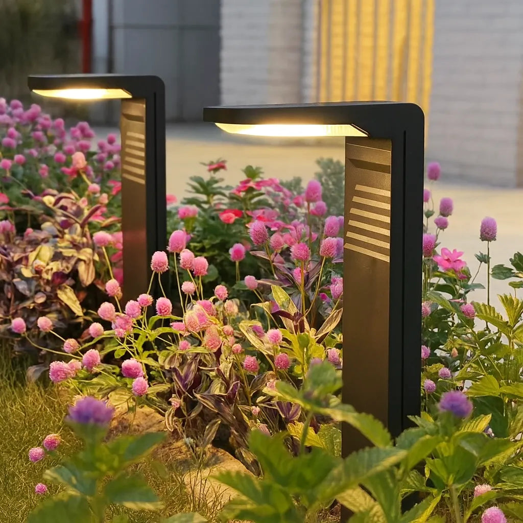 Lampe Solaire LED Extérieure – Étanche IP64, Luminosité Élevée, Tête Orientable, Détection de Lumière, Jardin (Cassiopeia) LUMICONCEPT