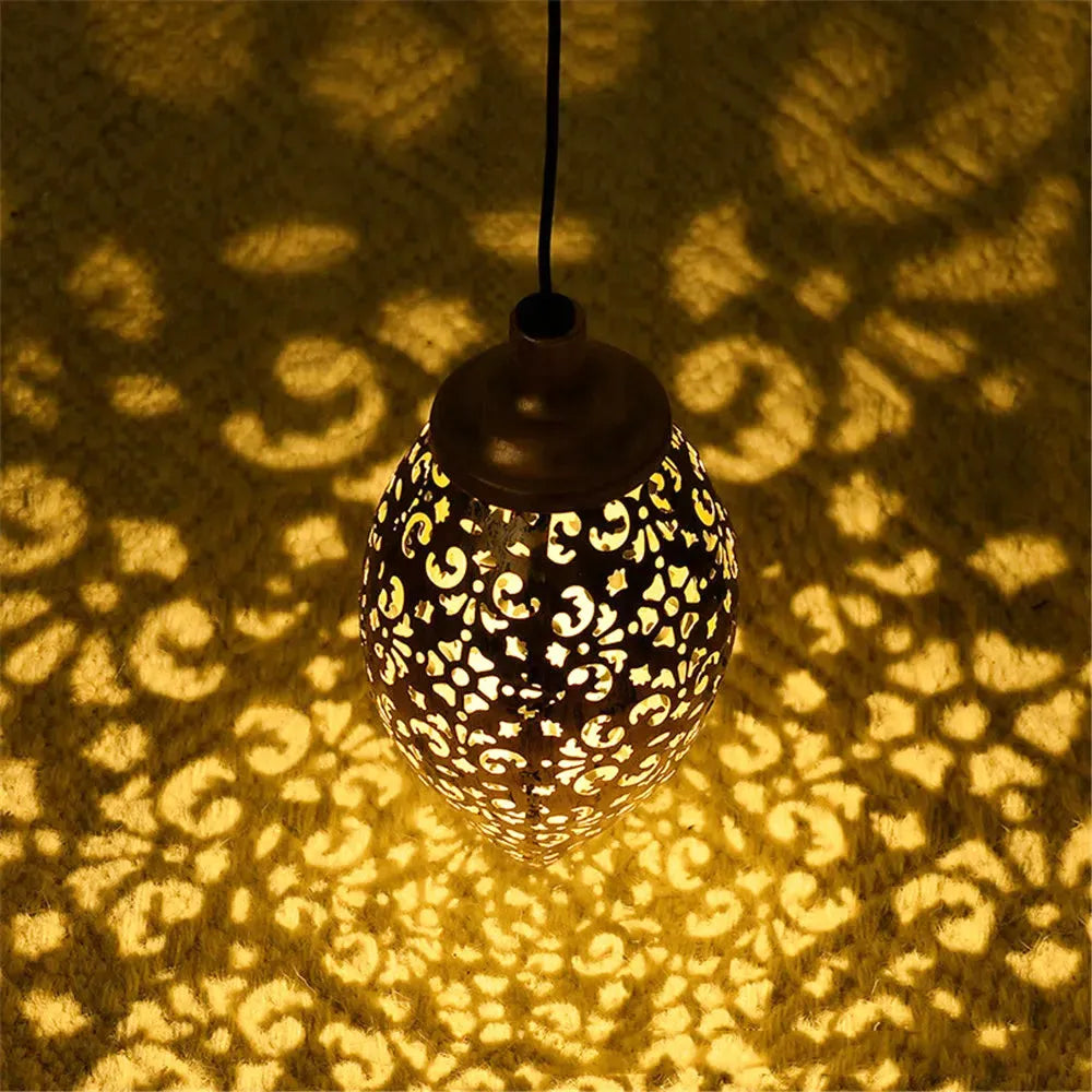 Lampe Solaire LED Suspendue – Étanche IP44, Design Fer Forgé Ajouré, Projection Lumineuse Jardin (Andromeda) LUMICONCEPT