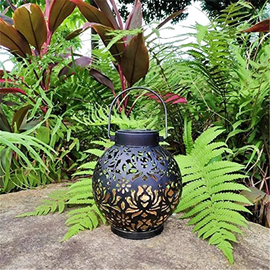 Lampe Solaire LED Suspendue – Étanche IP44, Design Fer Forgé Ajouré, Projection Lumineuse Jardin (Lyra) LUMICONCEPT