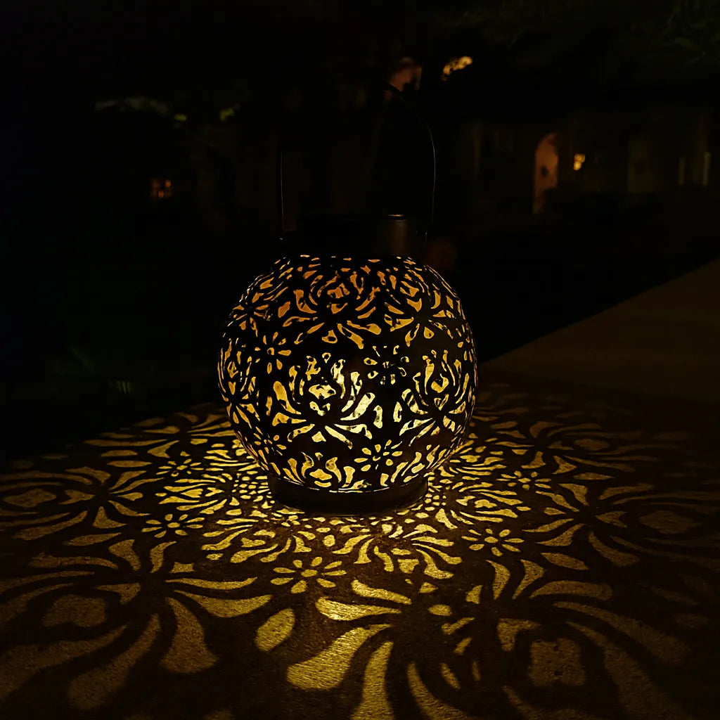 Lampe Solaire LED Suspendue – Étanche IP44, Design Fer Forgé Ajouré, Projection Lumineuse Jardin (Lyra) LUMICONCEPT